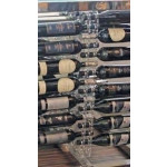 Tavolo degustazione con espositore bottiglie classiche Designe capacità bottiglie 144 Modello HORIZON