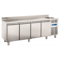 Tavolo Refrigerato GN1/1 in acciaio inox con lavello con alzatina Modello RC4200LV Refrigerazione ventilata 4 Porte in acciaio inox